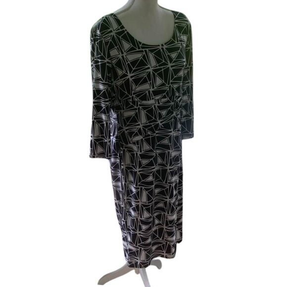 PRECIS Black and White Geometrical Shift Dress - Picture 2 of 5